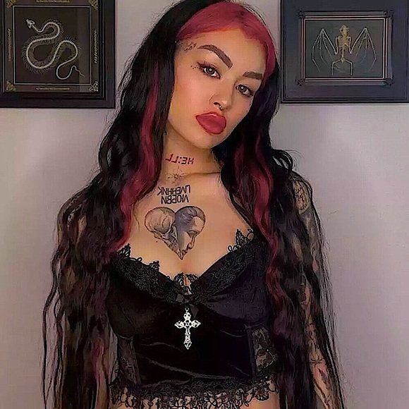 Black velvet cross lace trim crop top - Picture 4 of 16